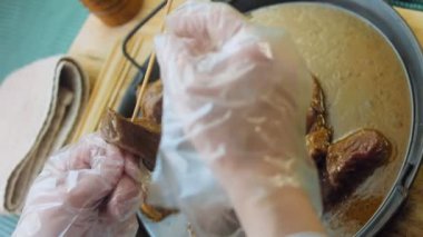 Izgarada sebzeli marine edilmiş sığır kebabı. Şef köfteleri ve sebzeleri deliyor..