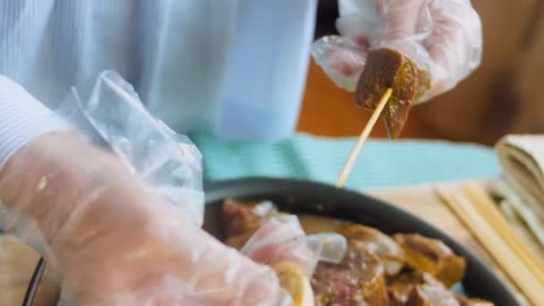 Marinierte Rindfleischspieße Mit Gemüse Auf Dem Grill Zubereitet Der Koch — Stockvideo