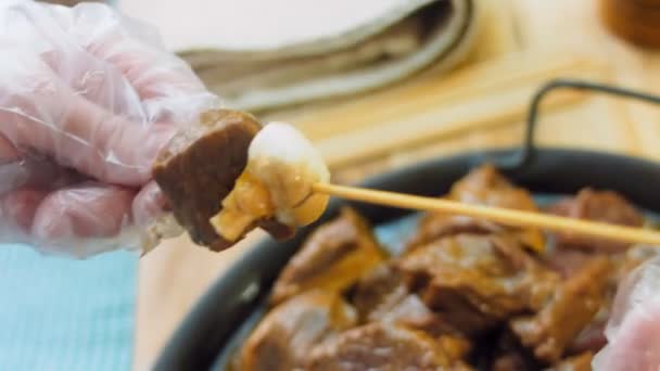 Marinierte Rindfleischspieße Mit Gemüse Auf Dem Grill Zubereitet Der Koch — Stockvideo