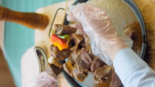 Marinerade Nötkött Kebab Med Grönsaker Tillagade Grillen Kocken Genomborrar Köttbullar — Stockvideo
