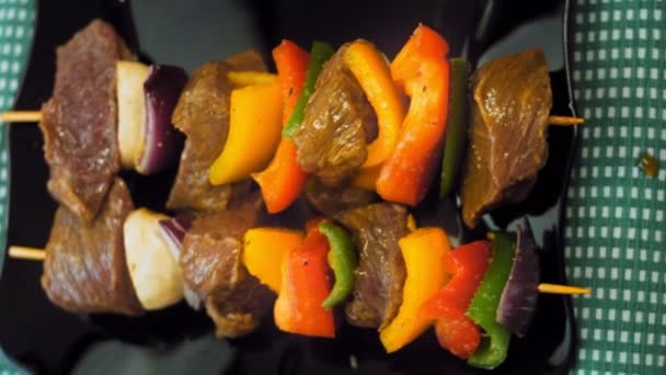 Kebab Daging Sapi Dibumbui Dengan Sayuran Disiapkan Pada Panggangan Koki — Stok Video