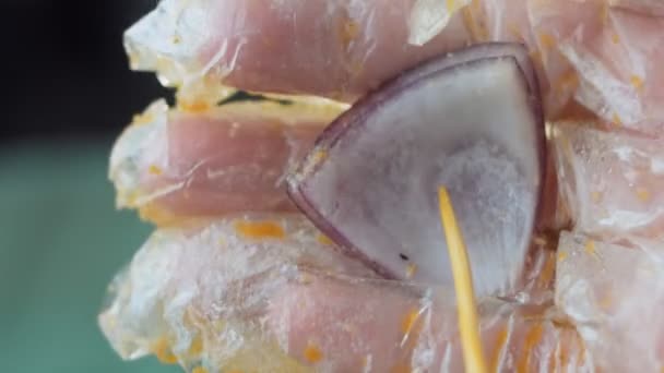 kebabs de bœuf marinés avec des légumes préparés sur le gril. Le chef perce les boulettes de viande et les légumes. Ajouter l'oignon rouge. Prise de vue macro.