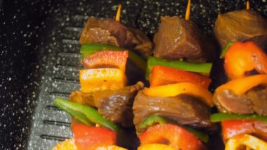 Baharatlı sığır kebabı ve sebzeler ızgarada hazır..