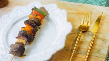 Baharatlı sığır kebabı ve sebzeler ızgarada hazır..