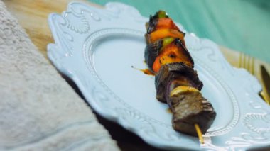 Baharatlı sığır kebabı ve sebzeler ızgarada hazır..