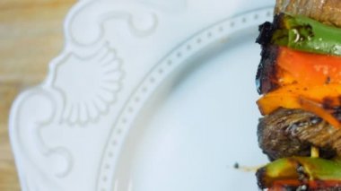 Baharatlı sığır kebabı ve sebzeler ızgarada hazır..