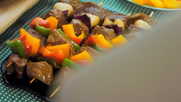 Kebabs Carne Vaca Marinada Com Legumes Preparados Grelha Chef Apresenta — Vídeo de Stock