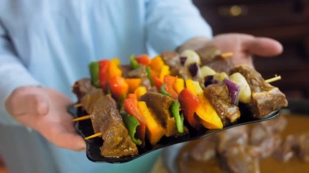 Marynowane Kebaby Wołowe Warzywami Przygotowanymi Grillu Szef Kuchni Prezentuje Klopsiki — Wideo stockowe