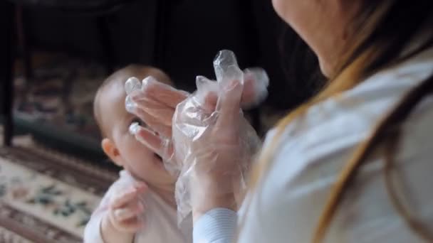 Annem Küçük Kızla Oyun Oynuyor Elleriyle Kelebek Hareketleri Yapıyor — Stok video