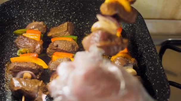 Marynowane Kebaby Wołowe Warzywami Przygotowanymi Grillu Kucharz Zamienia Mięso Smażone — Wideo stockowe