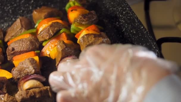 グリルの上に野菜とマリネビーフケバブ 料理人は肉を他の場所で炒めます — ストック動画