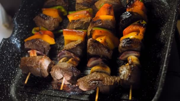 Marynowane Kebaby Wołowe Warzywami Przygotowanymi Grillu — Wideo stockowe