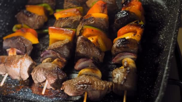 Kebabs Ternera Marinados Con Verduras Preparadas Parrilla — Vídeo de stock