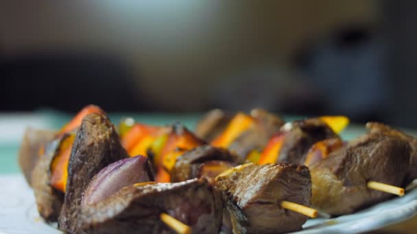 Kebabs Ternera Marinados Con Verduras Preparadas Parrilla — Vídeos de Stock
