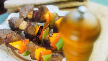 Baharatlı sığır kebabı ve sebzeler ızgarada hazır..