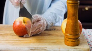 Şef elmaları profesyonel bir bıçakla dilimler..