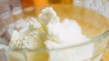 Şef ev peynirini şeffaf bir kaseye doldurur..