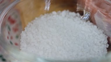 Şef domuz etini deniz tuzuyla tuzlar..