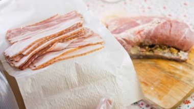 Şefte dilimlenmiş güzel pastırma parçaları var..