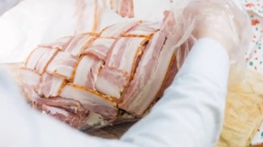 Domuz pastırması sarılı domuz filetosu. Elma suyu tarifinde kızartılmış. Domuz filetosunun üstüne pastırma kafesi yap..