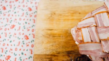 Domuz pastırması sarılı domuz filetosu. Elma suyu tarifinde kızartılmış. Izgarada pişmiş domuz eti..