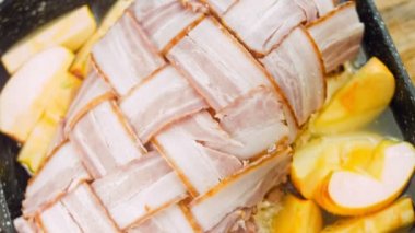 Domuz pastırması sarılı domuz filetosu. Elma suyu tarifinde kızartılmış. Izgarada pişmiş domuz eti..