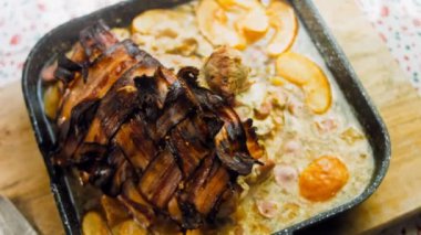 Domuz pastırması sarılı domuz filetosu. Elma suyu tarifinde kızartılmış. Izgarada pişmiş domuz eti..