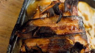 Domuz pastırması sarılı domuz filetosu. Elma suyu tarifinde kızartılmış. Izgarada pişmiş domuz eti..