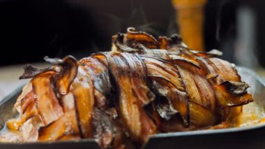 Domuz pastırması sarılı domuz filetosu. Elma suyu tarifinde kızartılmış. Izgarada pişmiş domuz eti..