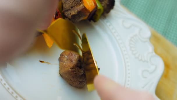 Pácolt Marhahúsos Kebab Grillezett Zöldségekkel Séf Arany Villával Ízleli Meg — Stock videók