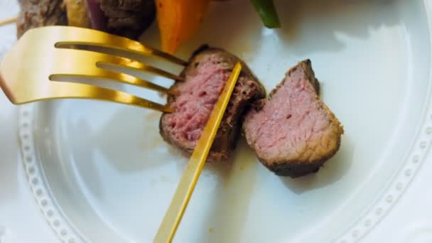 Gemarineerd Rundvlees Met Groenten Bereid Grill Chef Proeft Het Vlees — Stockvideo