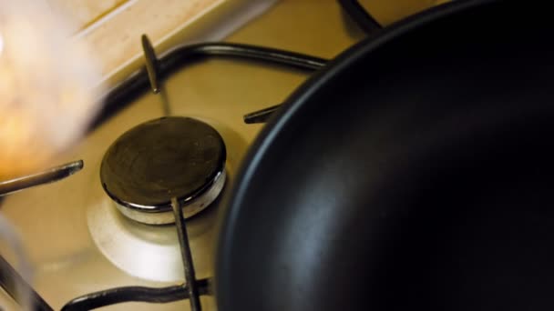 鍋に火をつけフライパンを炒める — ストック動画