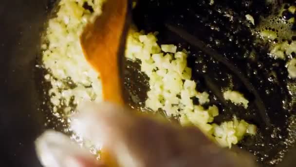 Chef Mistura Com Uma Colher Madeira Cebola Picada Frigideira — Vídeo de Stock