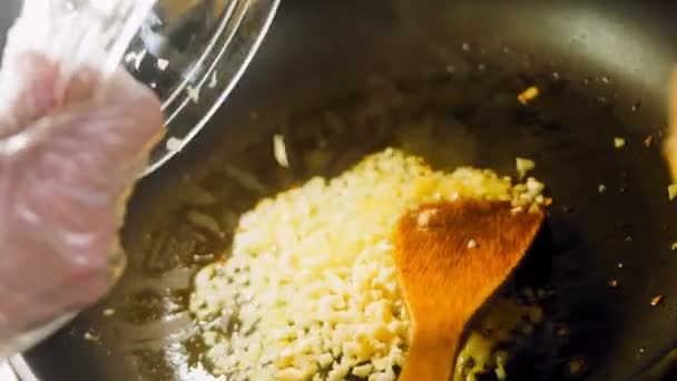 Pour Minced Garlic Frying Pan — Stock Video