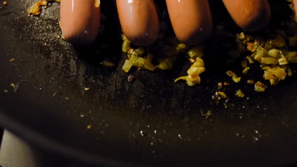 Cuisinière Fait Frire Les Saucisses Dans Poêle Prise Vue Macro — Video