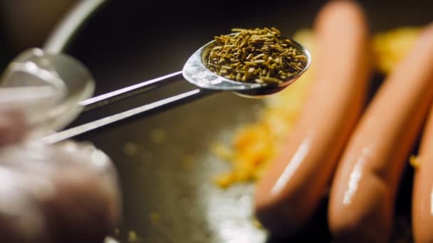Cozinheiro Coloca Uma Colher Alecrim Nas Salsichas Que Estão Sendo — Vídeo de Stock
