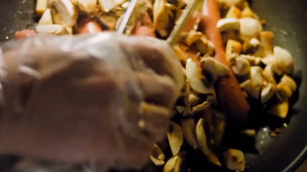 Chef Fait Frire Les Saucisses Viande Avec Des Pinces Alimentaires — Video