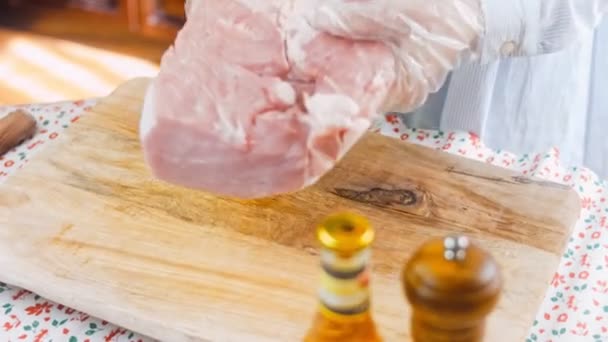 Chef Apresenta Coloca Pedaço Porco Mesa — Vídeo de Stock