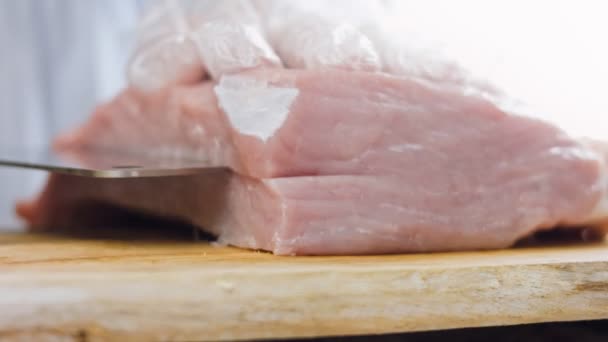 厨师用专业的刀切猪肉 — 图库视频影像