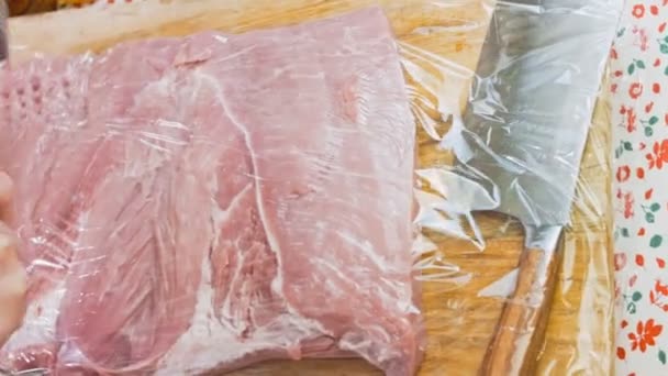 Lóbulos Cozinheiro Porco Com Martelo Comida Coberto Com Folha Alimento — Vídeo de Stock
