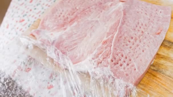Bucătarul Scoate Folia Din Carne Porc Lovit Ciocan Proaspăt — Videoclip de stoc