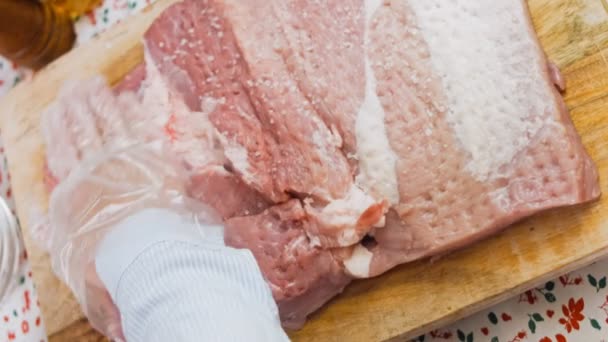 주방장은 돼지고기에 바닷소금을 바른다 — 비디오
