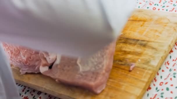 Chef Sale Carne Maiale Con Sale Marino — Video Stock