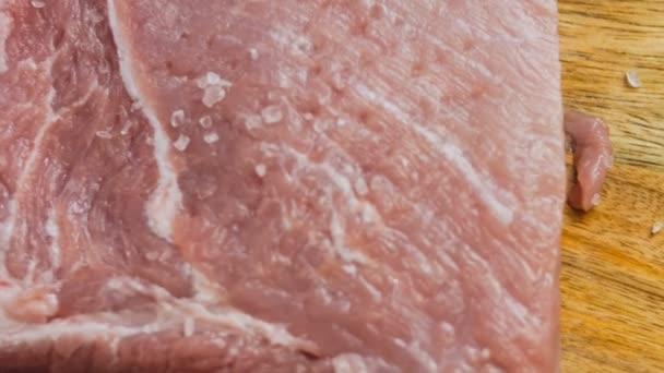 주방장은 돼지고기에 바닷소금을 바른다 — 비디오