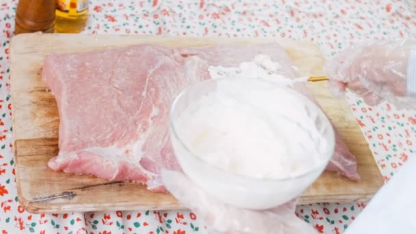 Chef Engrasa Cerdo Con Una Cuchara Dorada Sobre Cerdo — Vídeo de stock