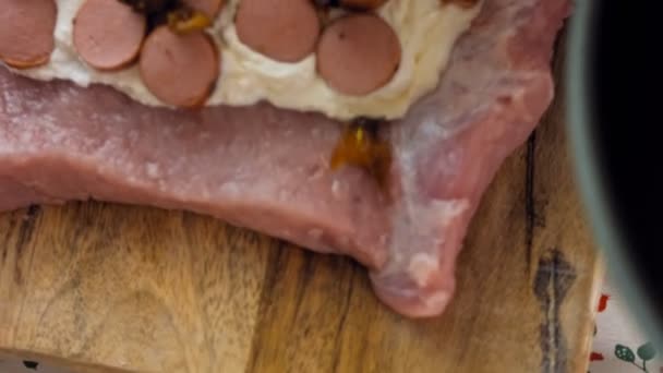 Chef Met Les Trancheuses Saucisses Avec Des Pinces Nourriture — Video