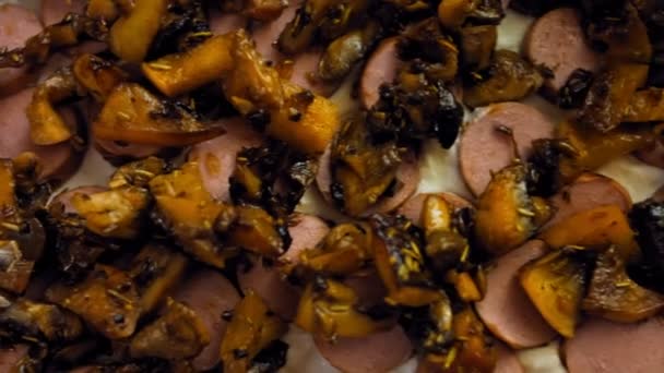 厨师用奶酪和蘑菇馅做猪肉卷 用应用程序设计的Bacon包装肉馅烤肉 — 图库视频影像