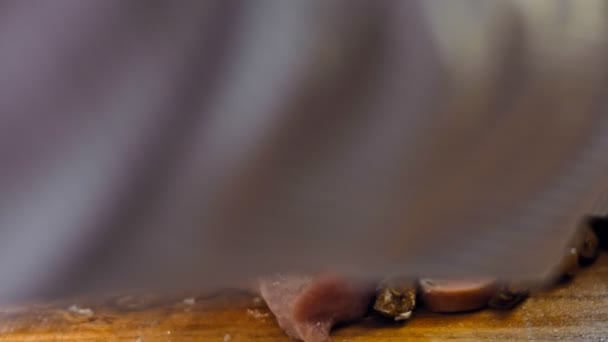 Σεφ Φτιάχνει Ρολό Χοιρινό Γέμιση Τυριού Και Μανιταριών — Αρχείο Βίντεο