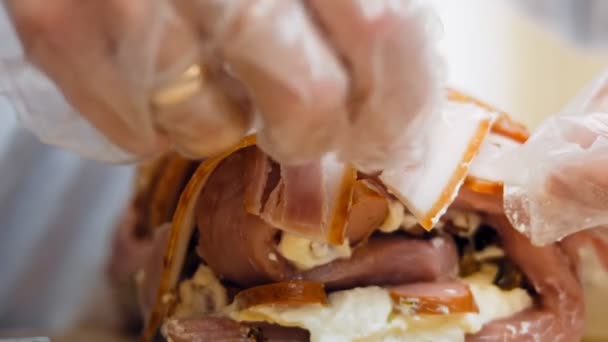 ベイコンはアップルサイダーのレシピでローストされたポークロインを包んだ 豚ロースにベーコン格子を作る — ストック動画