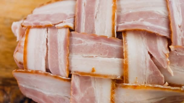 Bacon包装的肉桂烤在应用发展经济学的配方 猪肉放在烤盘上煮 — 图库视频影像